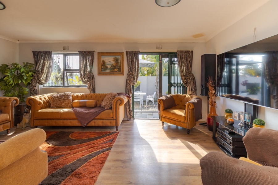 5 Bedroom Property for Sale in Loucharmante Western Cape